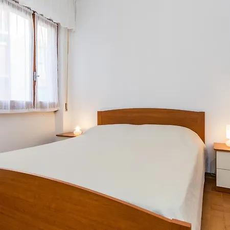 Fegina 5 Bedrooms *