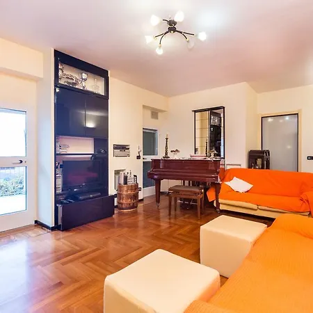 Fegina 5 Bedrooms Appartamento